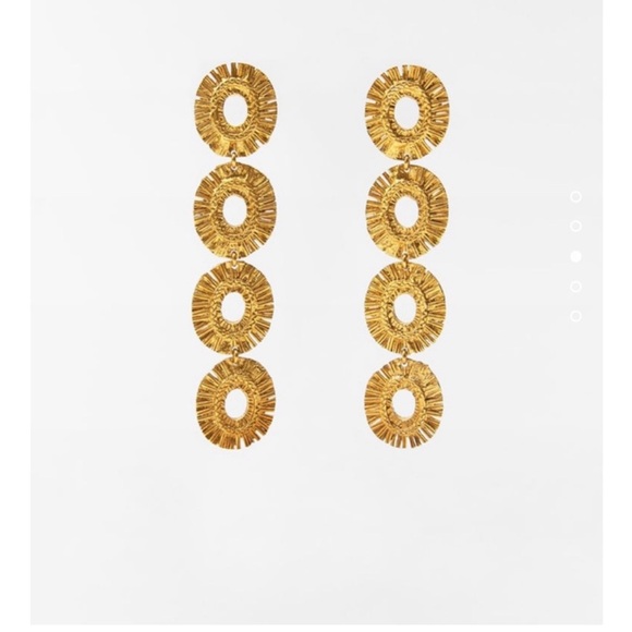 Zara SCULPTED CIRCULAR EARRINGS | Celebrity Favorite - Picture 4 of 4
